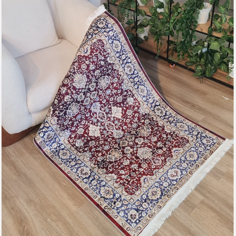 فرشینه طرح افشان اصیل با زمینه زرشکی، کد U 579(پس کرایه)