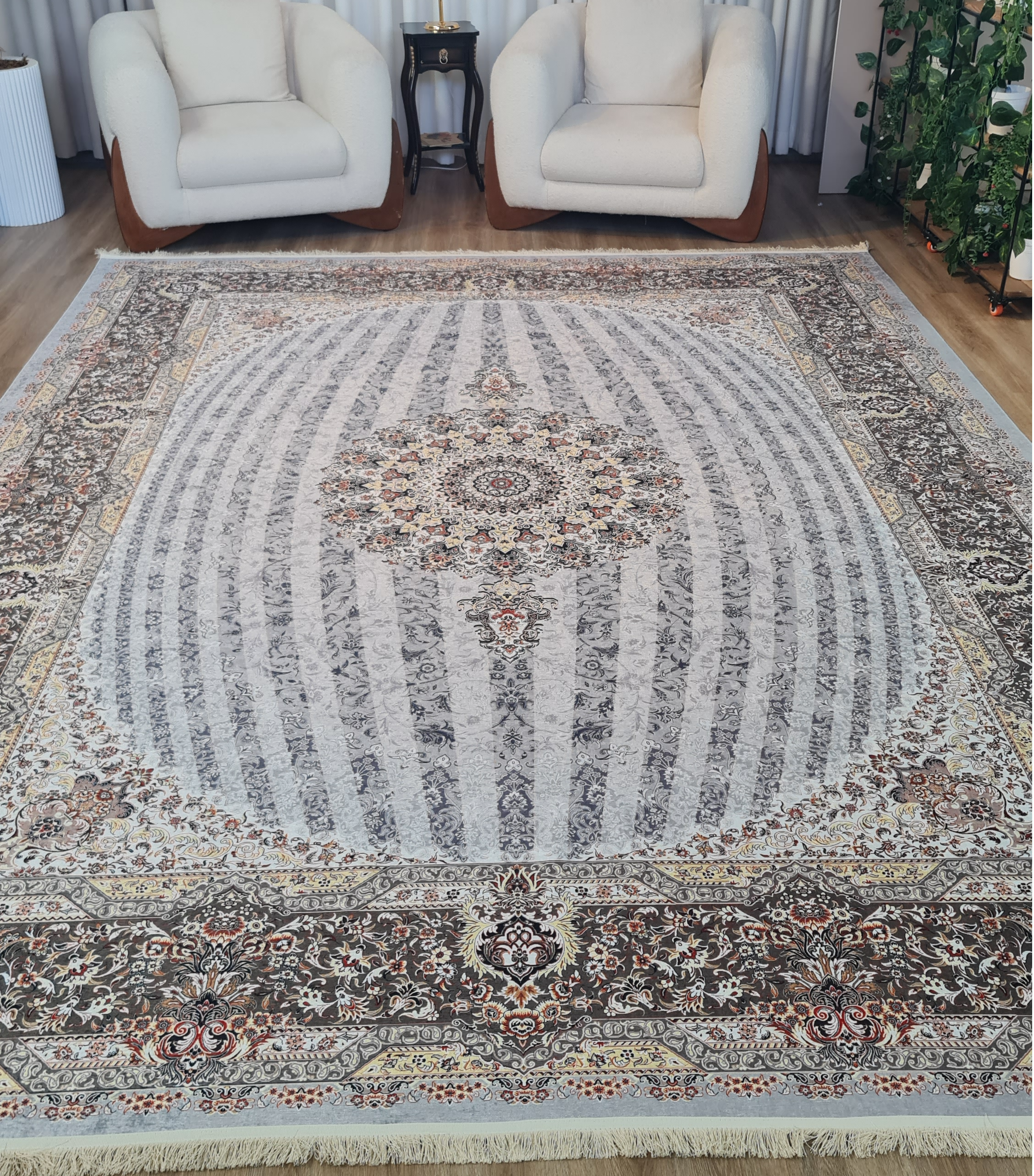فرشینه سنتی با زمینه طوسی و استخوانی کد L 123(پس کرایه)