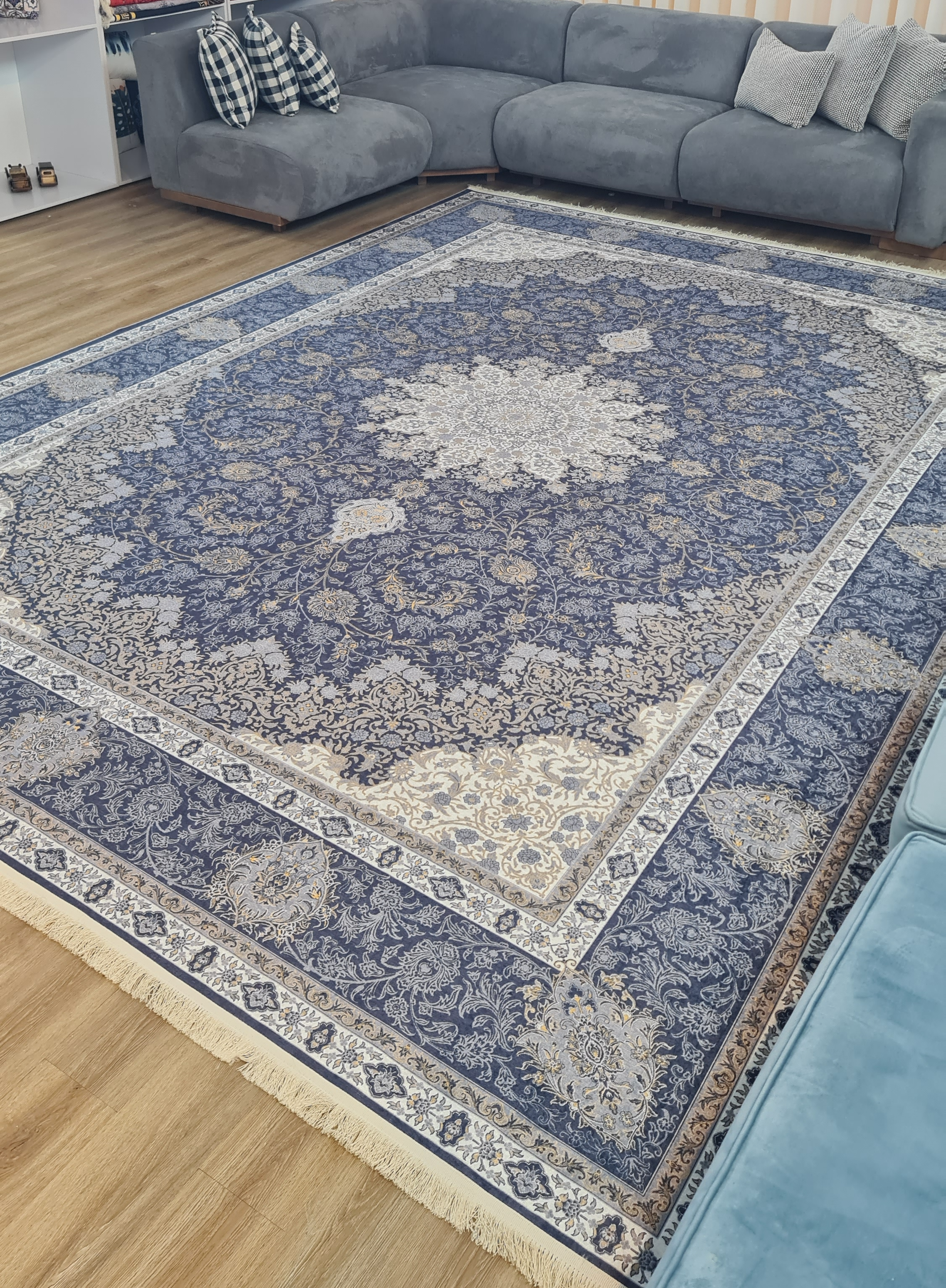 فرشینه طرح کلاسیک و اصیل تم سرمه ای و طوسی کد L 100 (پس کرایه)