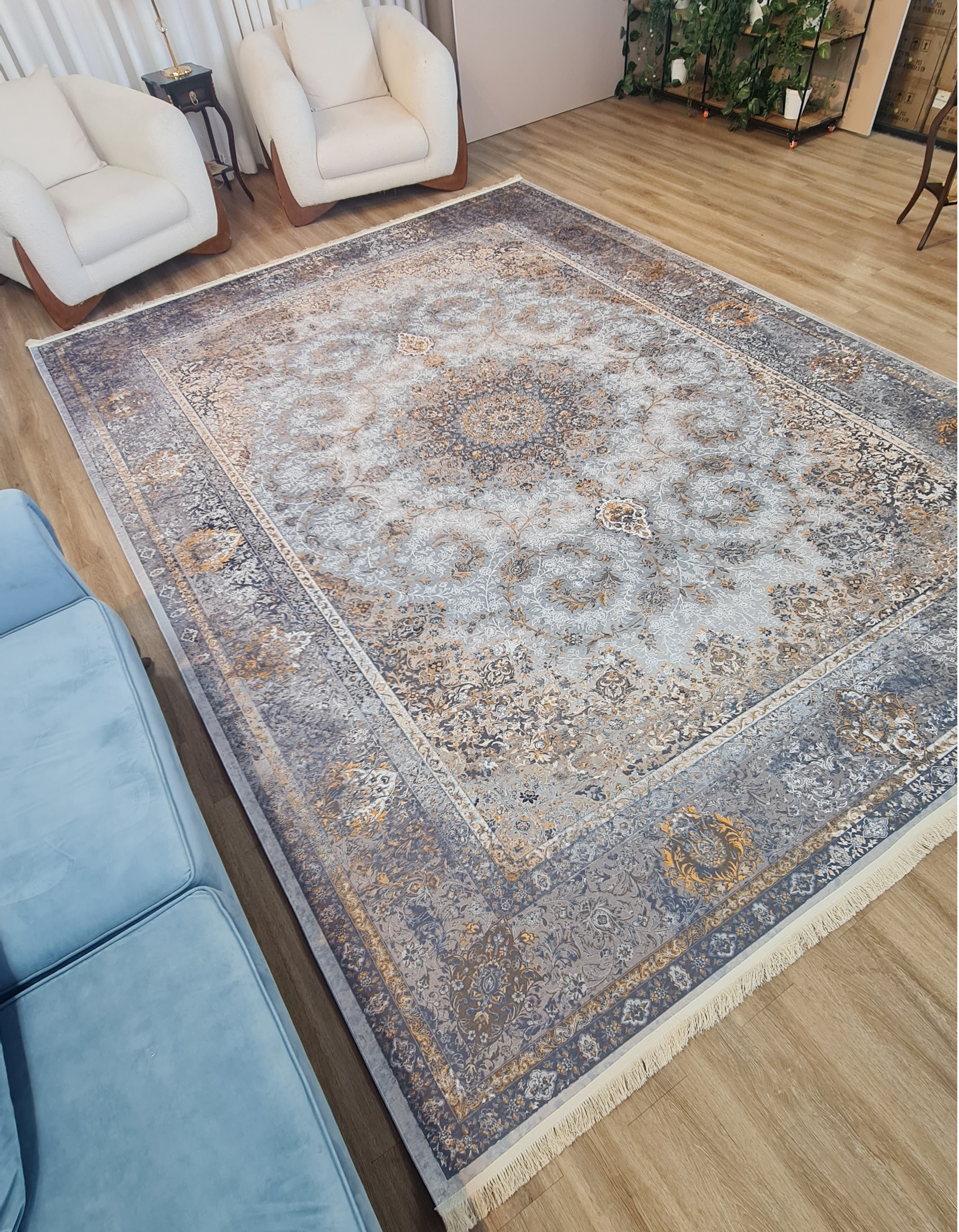فرشینه سنتی رنگ زمینه طوسی و نقره ای کد L 116 (پس کرایه)