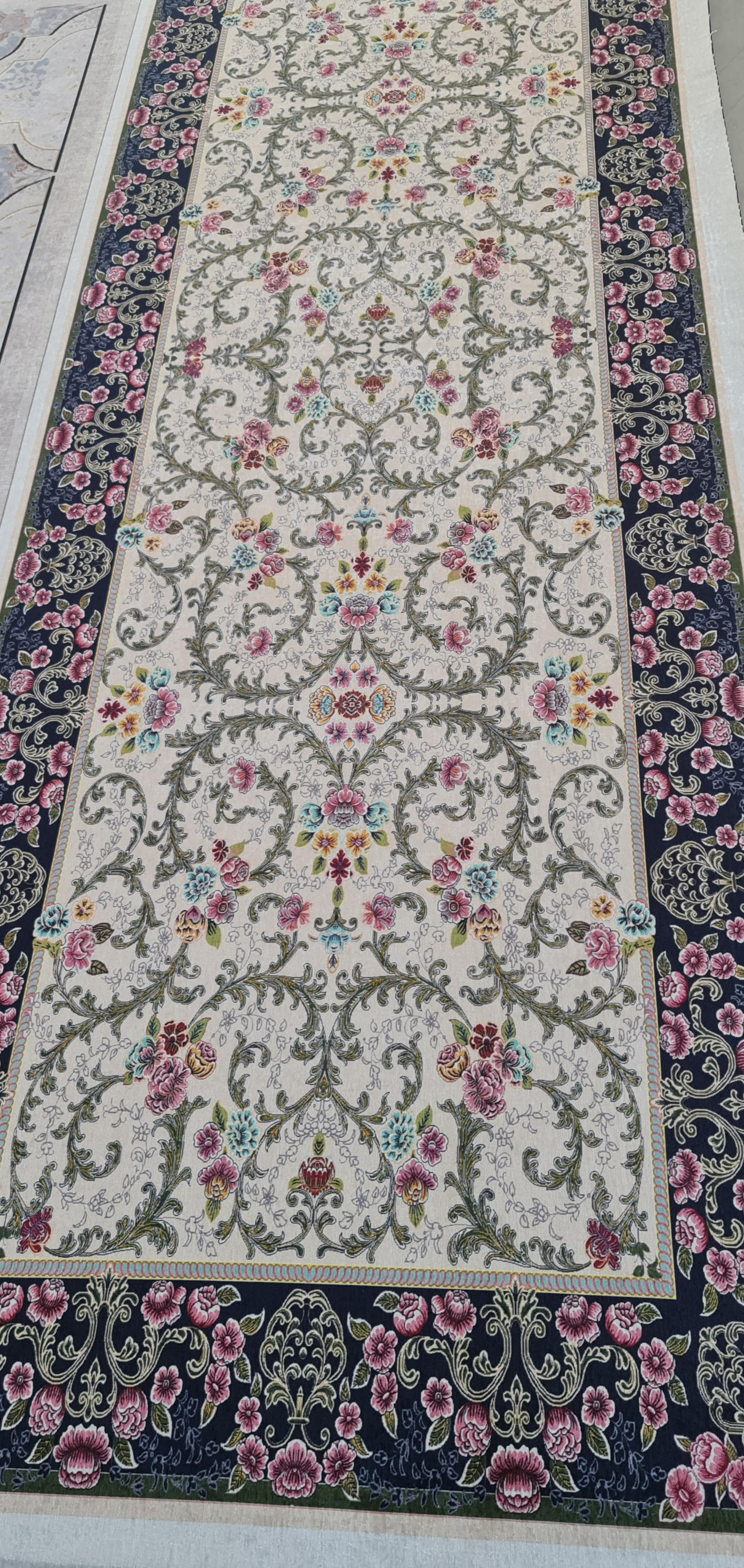 فرشینه طرح گل فرنگ رنگ بژ و سرمه ای کد L 785(پس کرایه)
