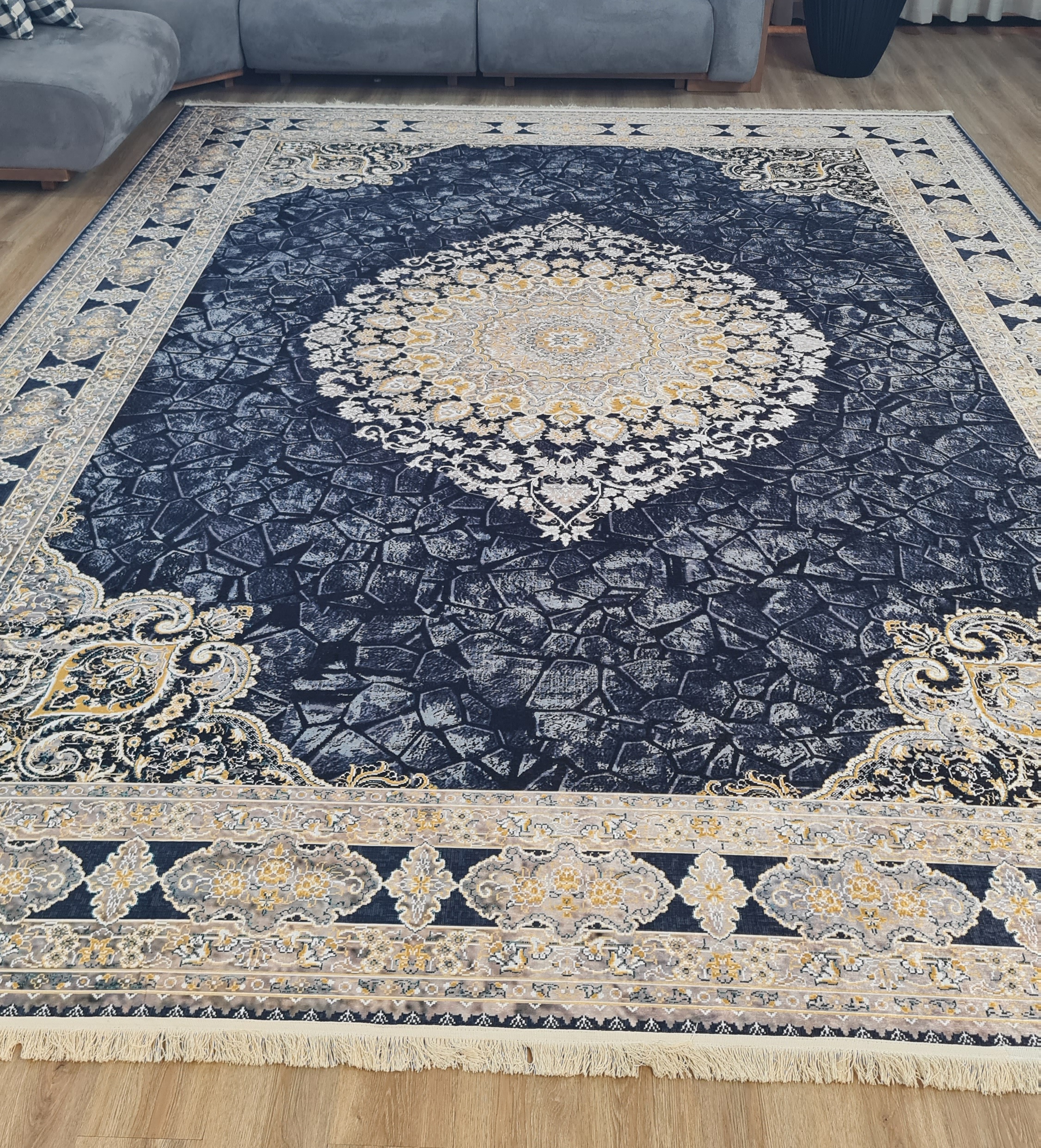 فرشینه طرح خشتی و ترنج‌دار؛ زمینه سرمه‌ای ذغالی با ترنج طلایی کرم (استپ‌دار و قابل شستشو) کد L 419