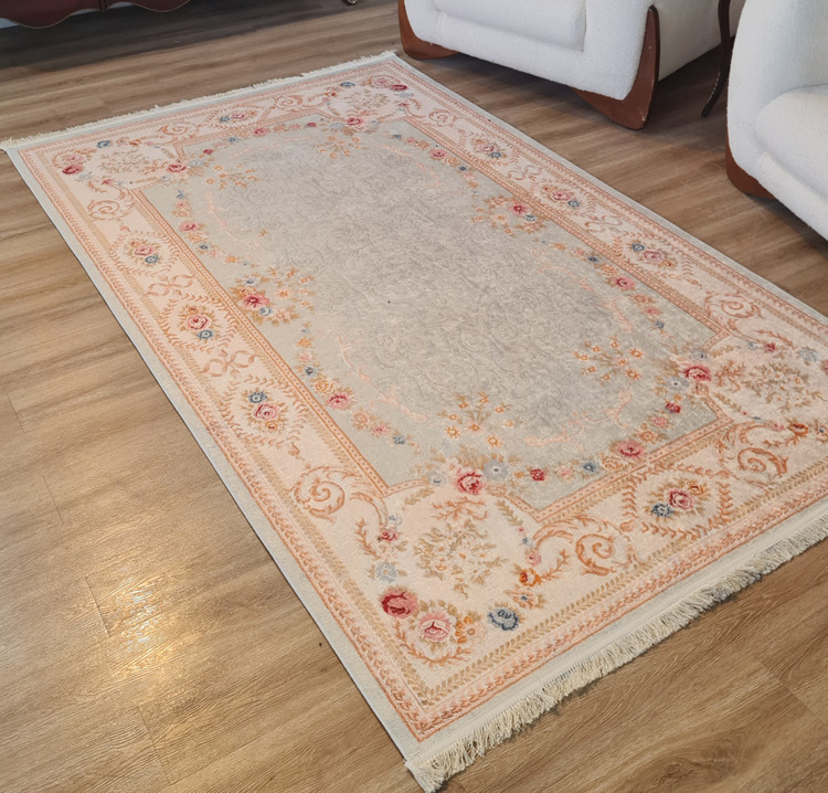 فرشینه طرح گل برجسته افشان رنگ روشن (کرم و صورتی ملایم) کد M 109