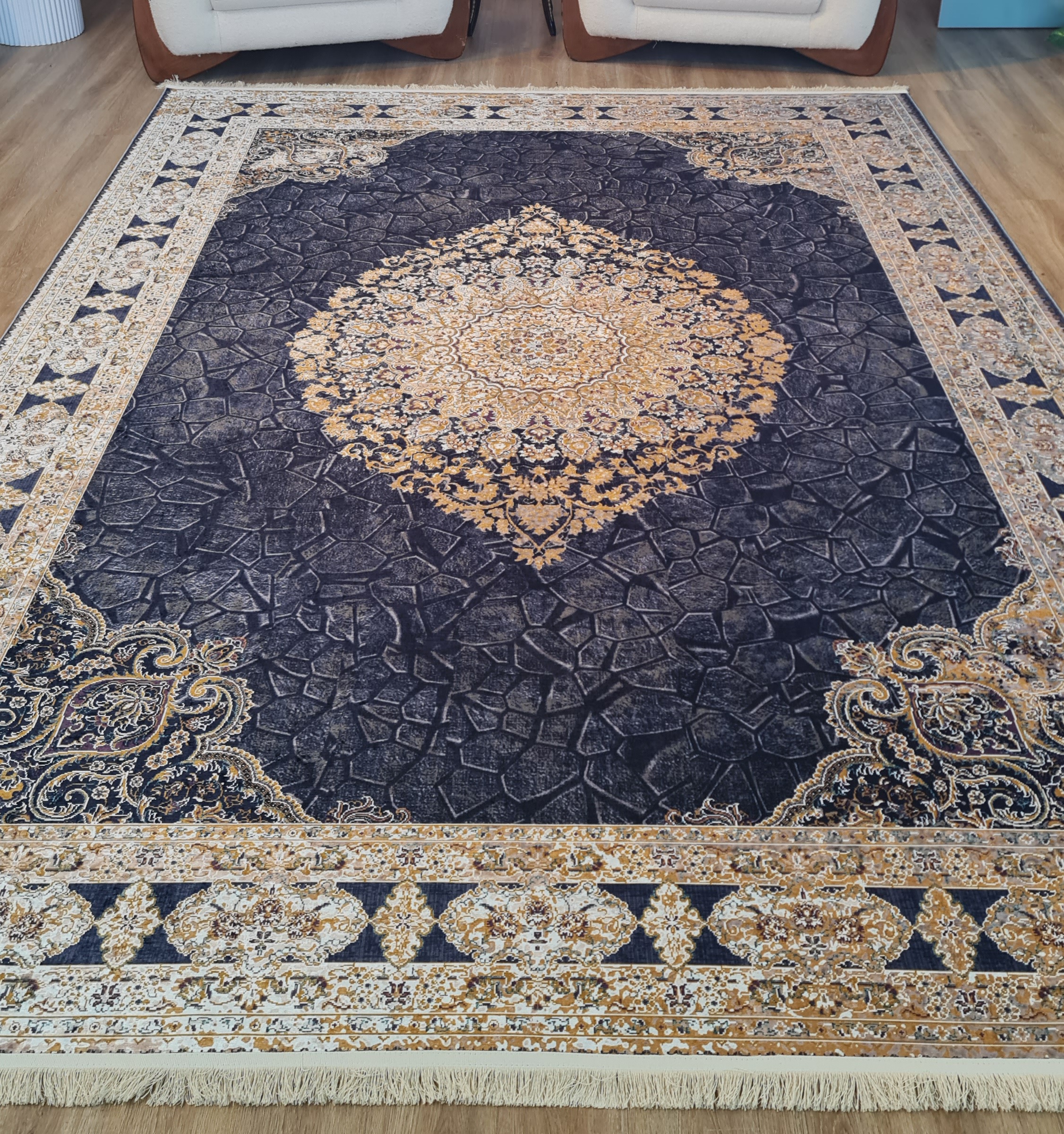 فرشینه طرح کلاسیک ترنج‌دار زمینه خاکستری تیره و طلایی کد L 420
