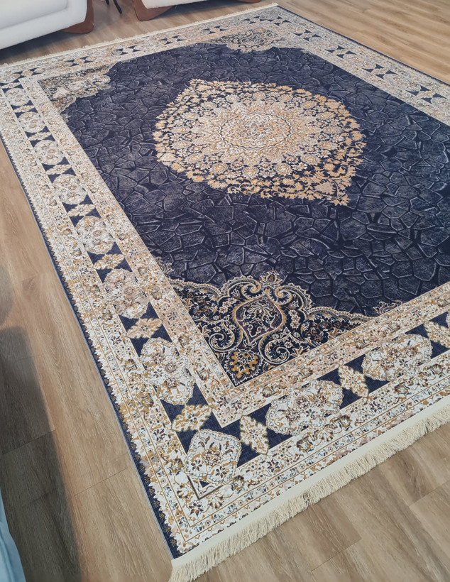 فرشینه طرح کلاسیک ترنجدار زمینه خاکستری تیره و طلایی کد L 420