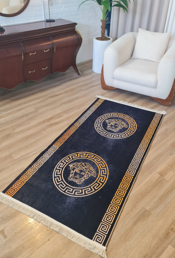 فرشینه کناره طرح ورساچه کد Roll 127 (طرح لوکس مدوسا زمینه مشکی و طلایی)