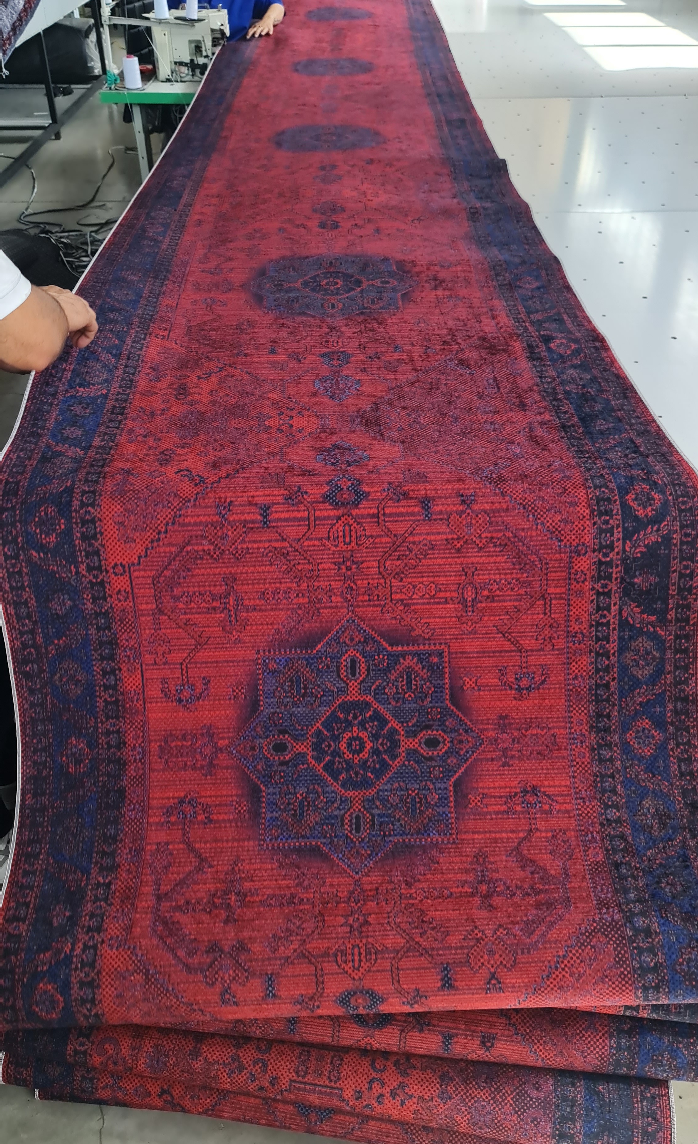 فرشینه کناره طرح سنتی وینتیج رنگ قرمز و سرمه‌ای کد Roll 132