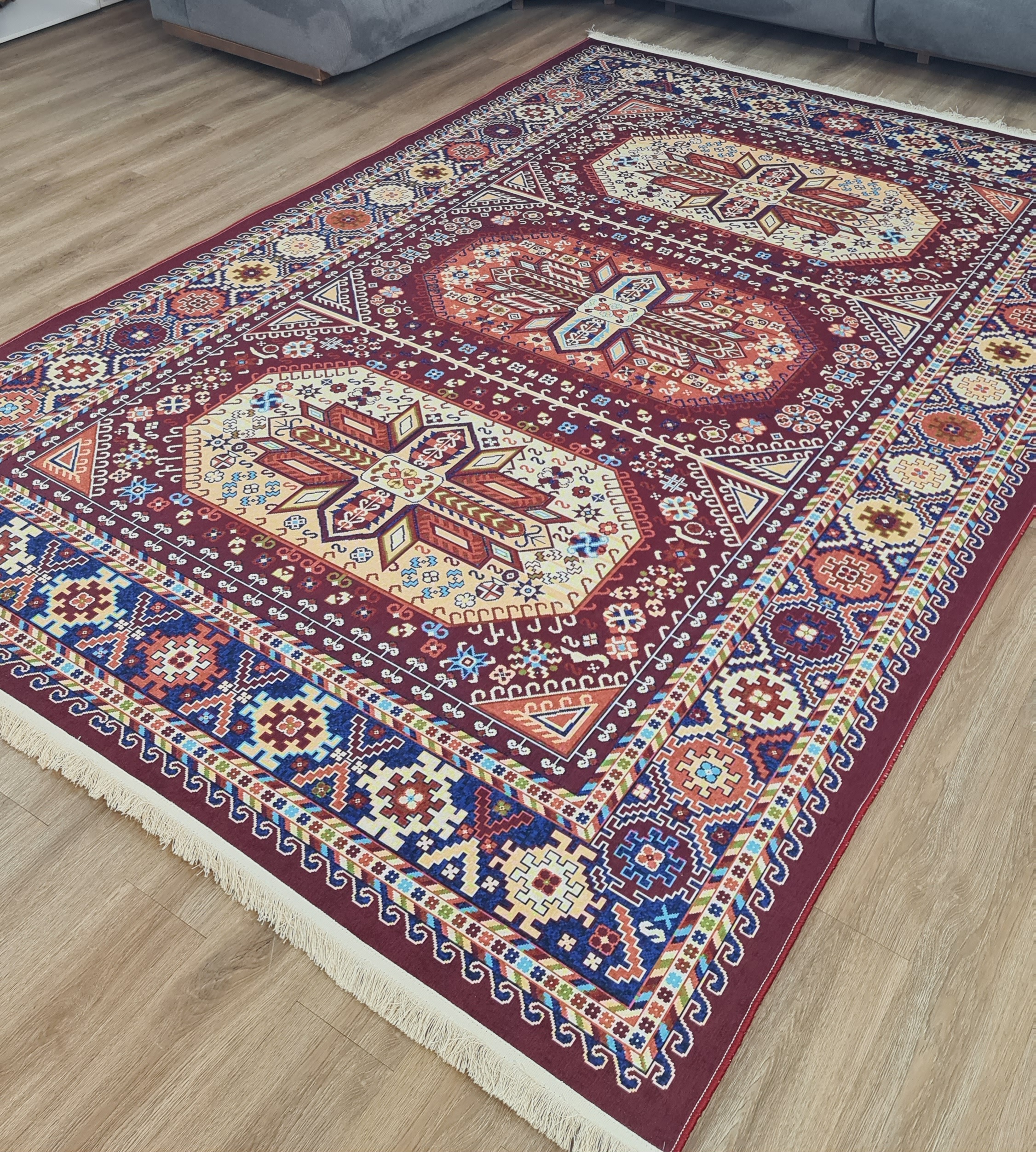 فرشینه طرح سنتی عشایری هندسی رنگ قرمز لاکی و سرمه‌ای کد O 111