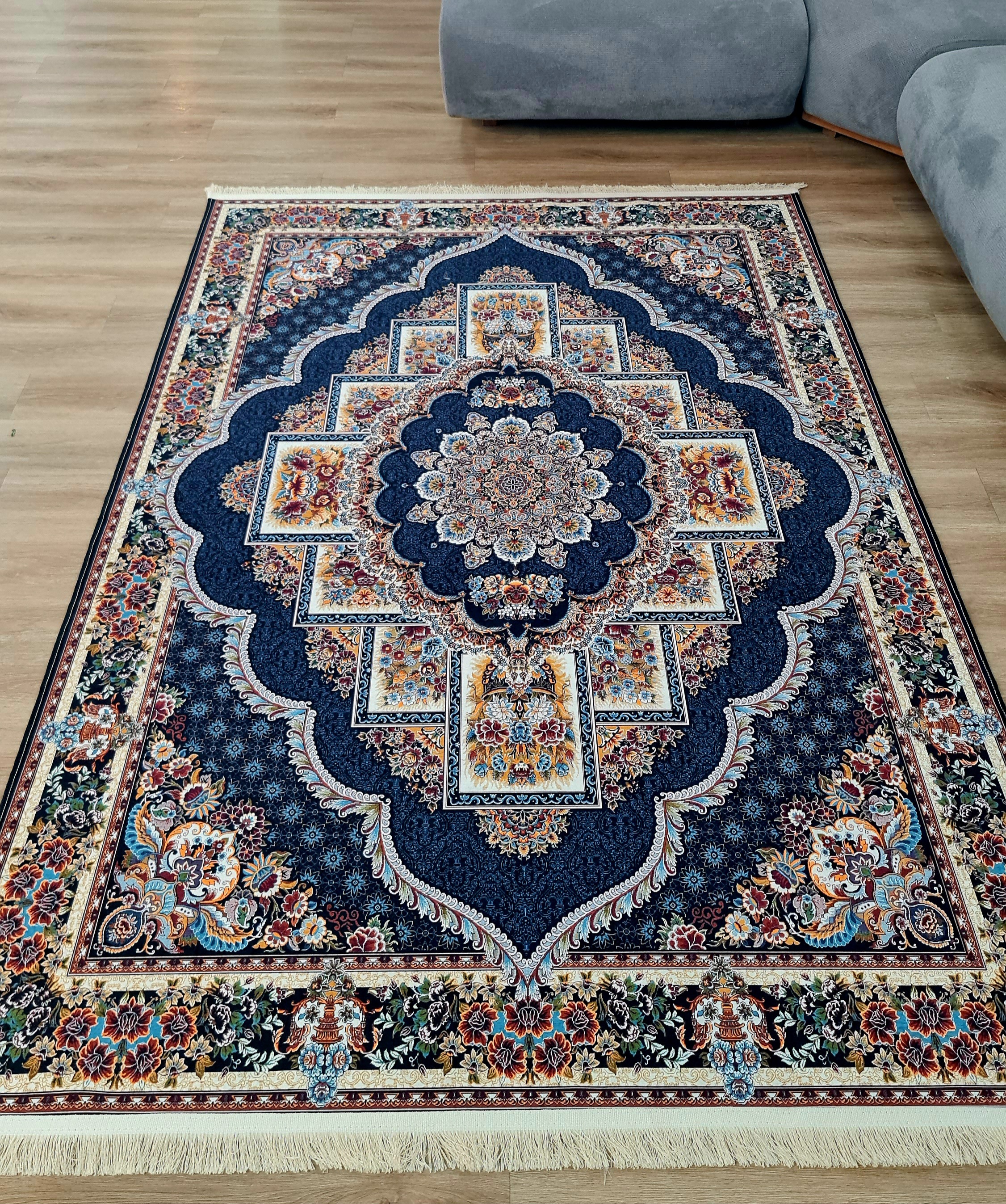 فرشینه مخمل شانل، زمینه سرمه ای، طرح کلاسیک سنتی ترنج‌دار، کد H 298