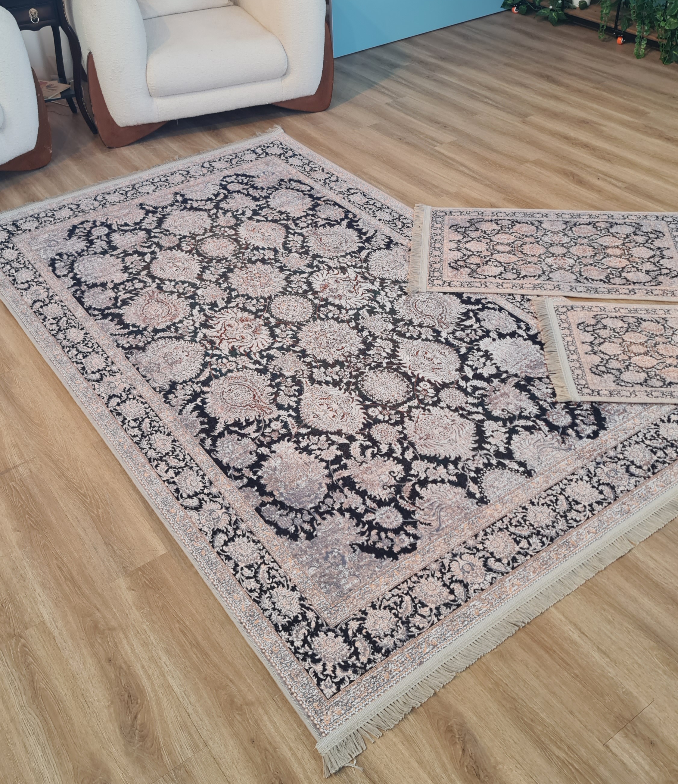 ست فرشینه و پادری طرح افشان سنتی زمینه سرمه‌ای و کرم کد L 421