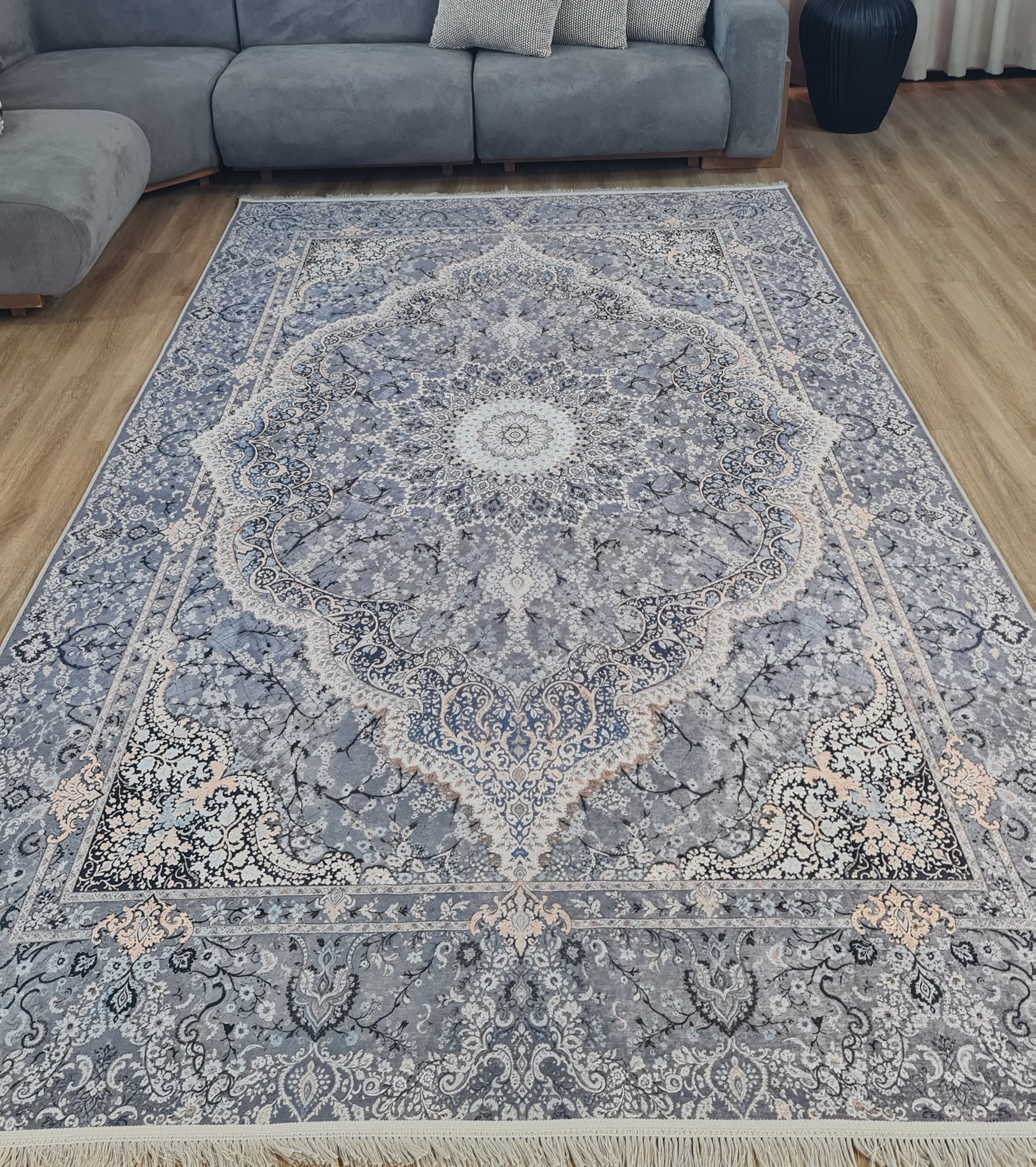 فرشینه سنتی طرح ترنج‌دار طوسی فیلی مدل نیلوفر،کد U 44