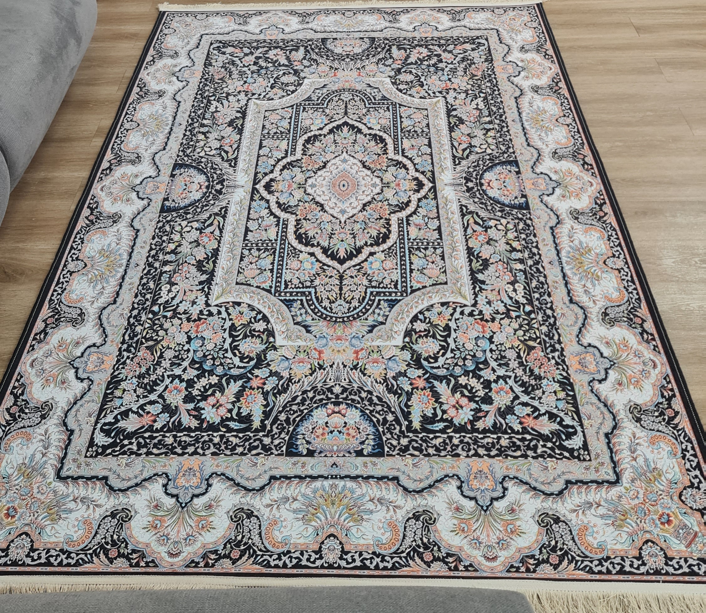 فرشینه سنتی طرح قاب‌دار ترنج‌دار سرمه‌ای تیره/ کرم،کد H 218