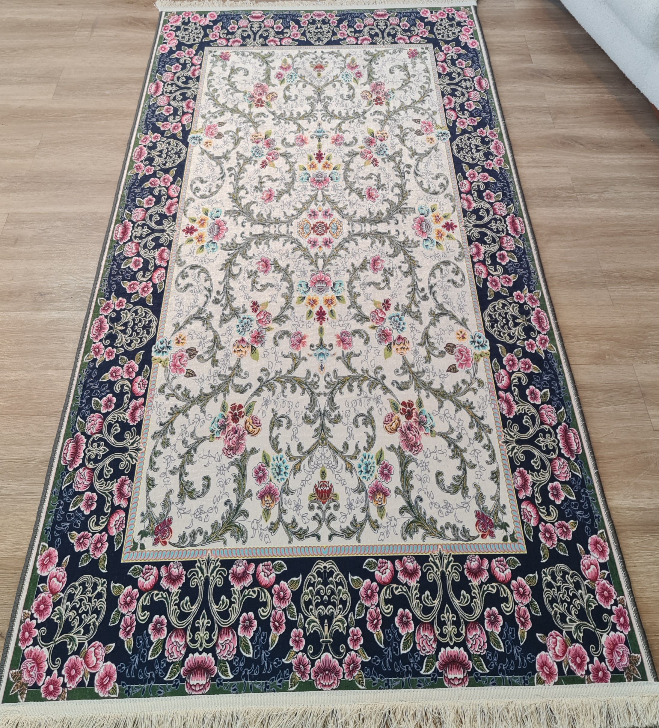 فرشینه طرح گل فرنگ رنگ بژ و سرمه ای کد L 785(پس کرایه)