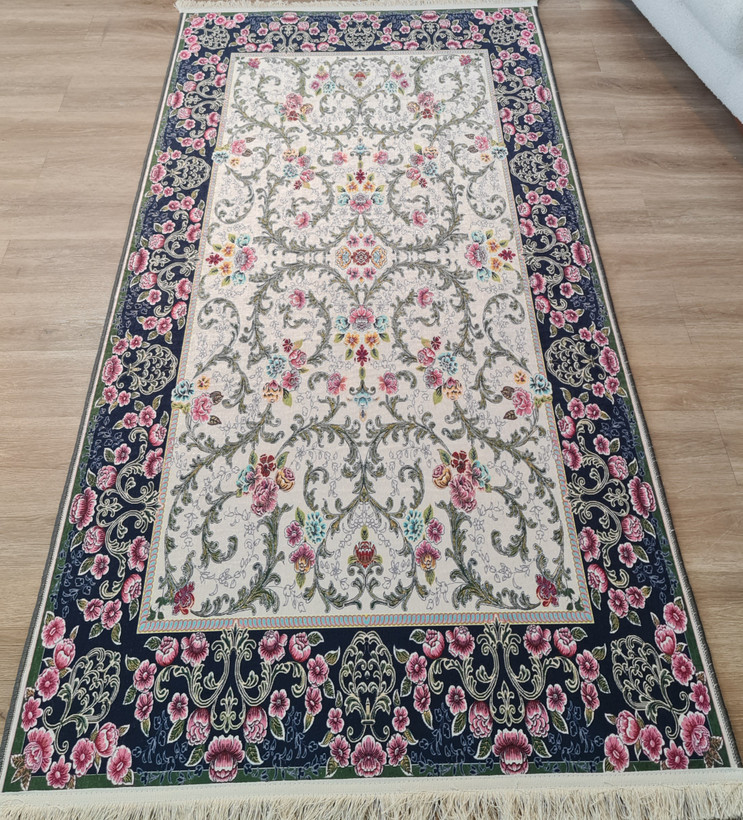 فرشینه طرح گل فرنگ رنگ بژ و سرمه ای کد L 785(پس کرایه)