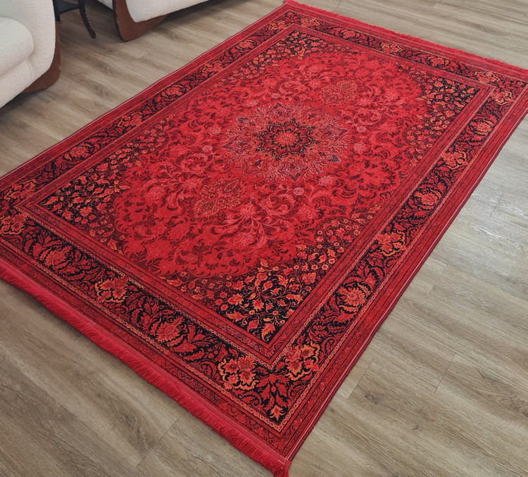 فرشینه کلاسیک طرح شاهکار ترنجدار رنگ قرمز لاکی و مشکی زغالی با حاشیه اسلیمی،کد U 681