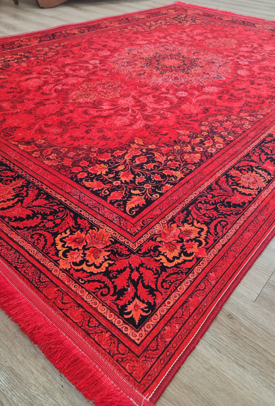 فرشینه کلاسیک طرح شاهکار ترنجدار رنگ قرمز لاکی و مشکی زغالی با حاشیه اسلیمی،کد U 681