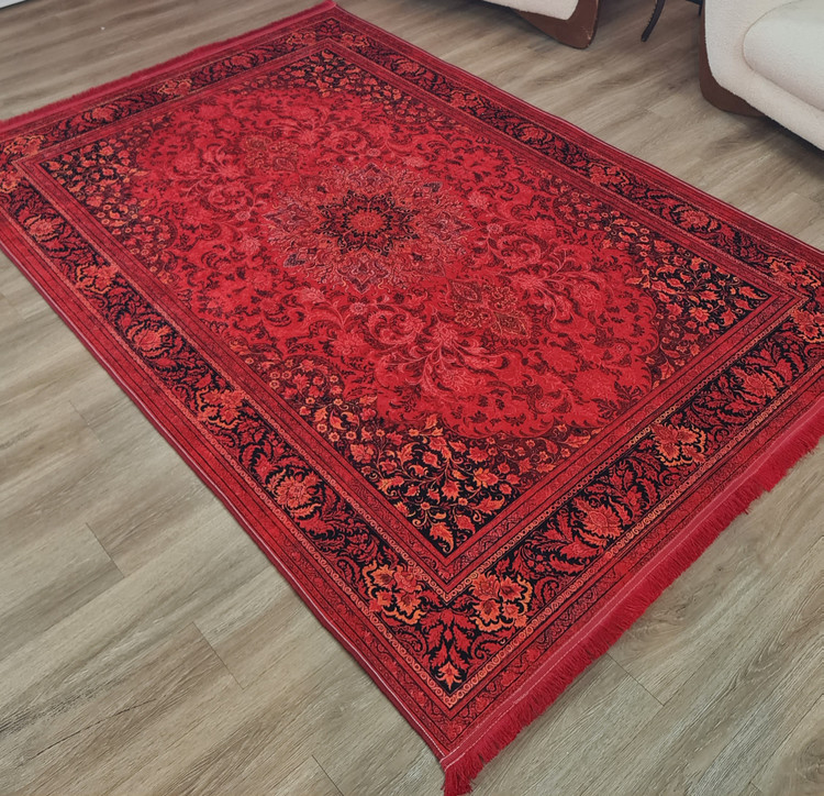 فرشینه کلاسیک طرح شاهکار ترنجدار رنگ قرمز لاکی و مشکی زغالی با حاشیه اسلیمی،کد U 681