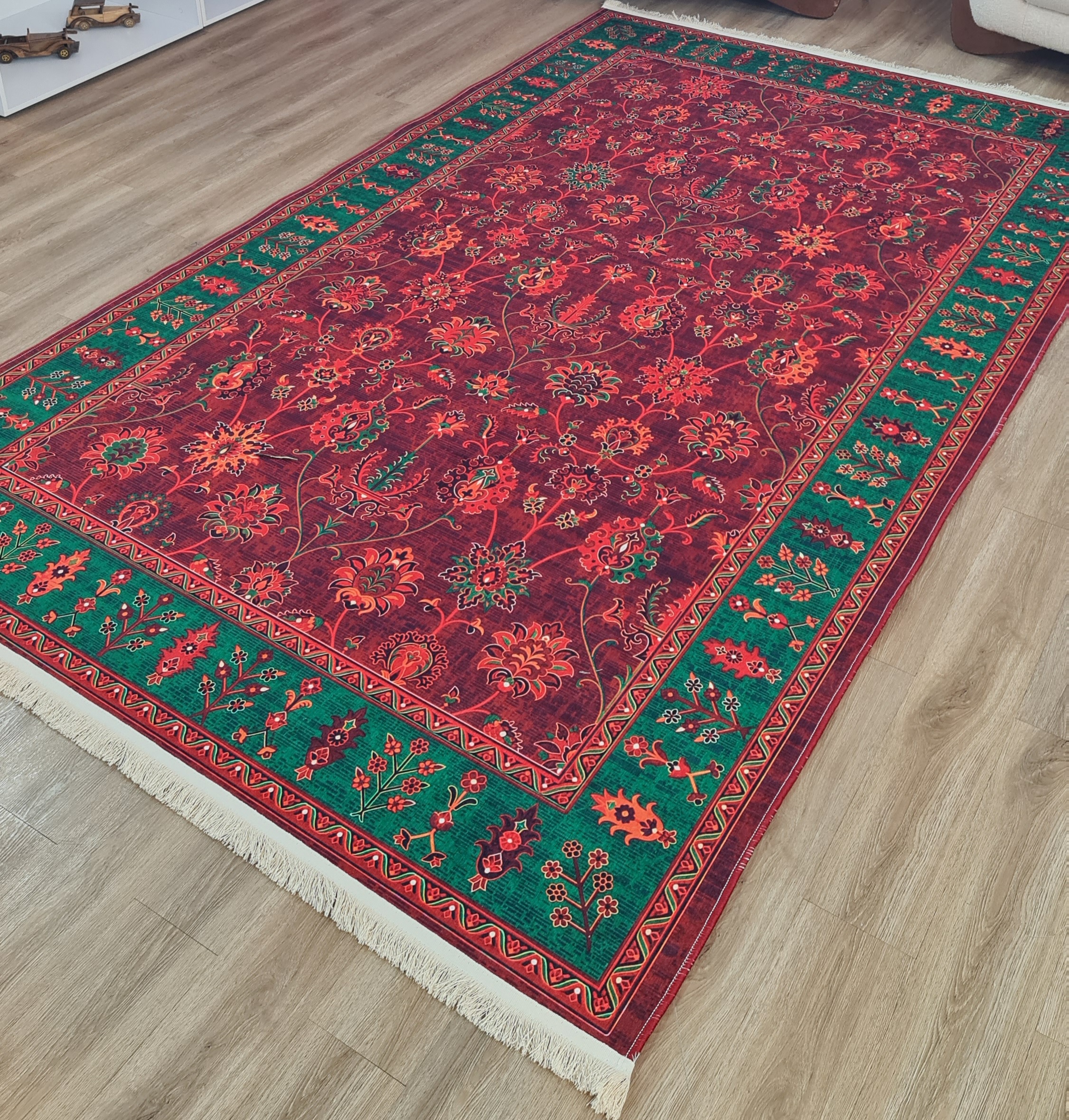 فرشینه سنتی طرح گل و بوته زمینه زرشکی و عنابی با حاشیه سبز زمردی،کد U 685