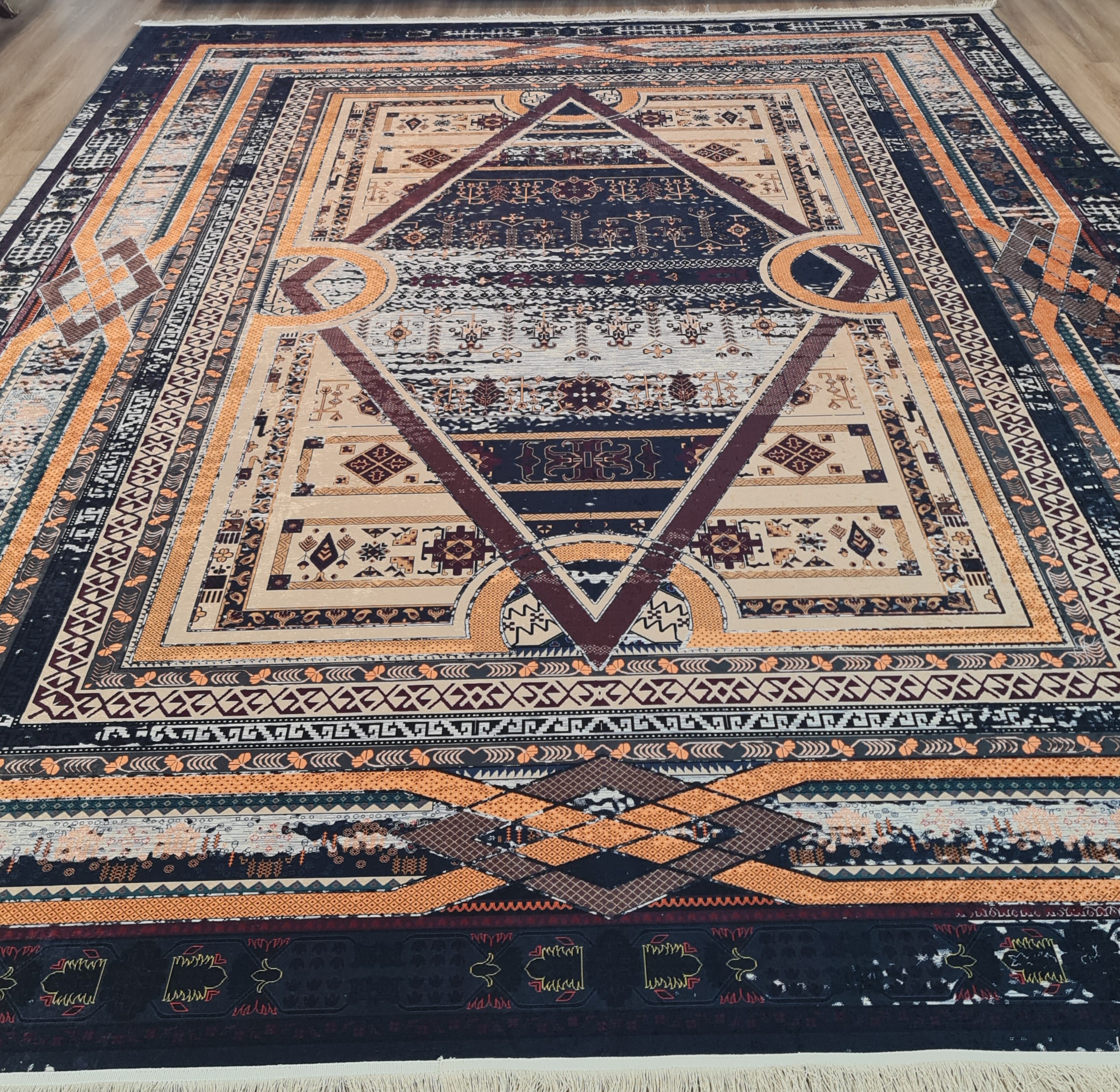 فرشینه سنتی طرح ترنج لوزی رنگ سرمه‌ای، کرم و نارنجی-خردلی،کد L 584