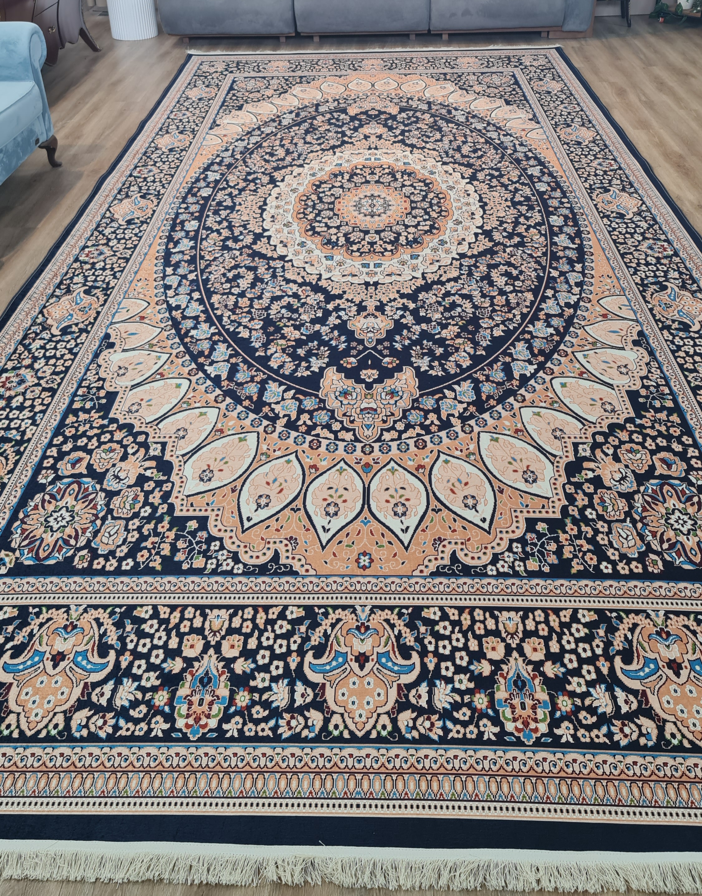 فرشینه طرح سنتی ترنج‌دار زمینه سرمه‌ای کد H 553
