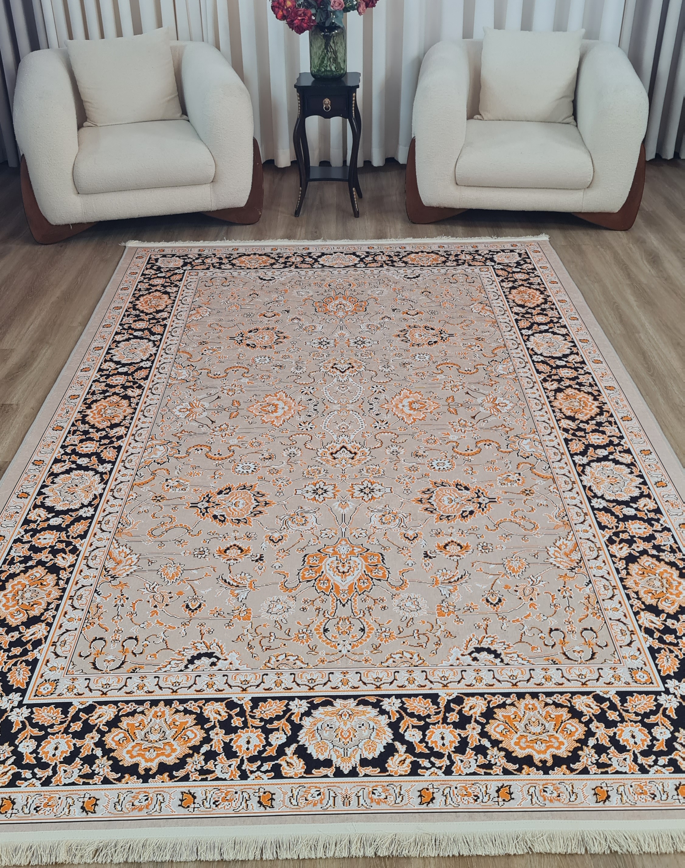 فرشینه طرح افشان رنگ کرم با حاشیه سرمه‌ای کد U 454