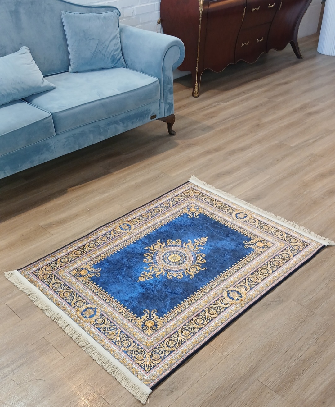 فرشینه کلاسیک طرح ورساچه آبی کاربنی و طلایی کد L 2592