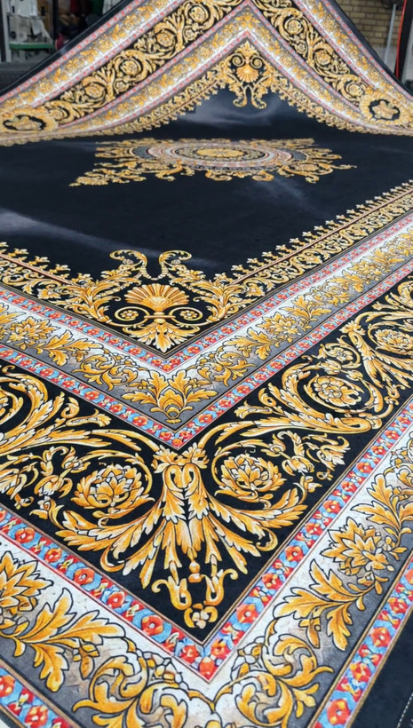 فرشینه کلاسیک طرح ورساچه مشکی طلایی