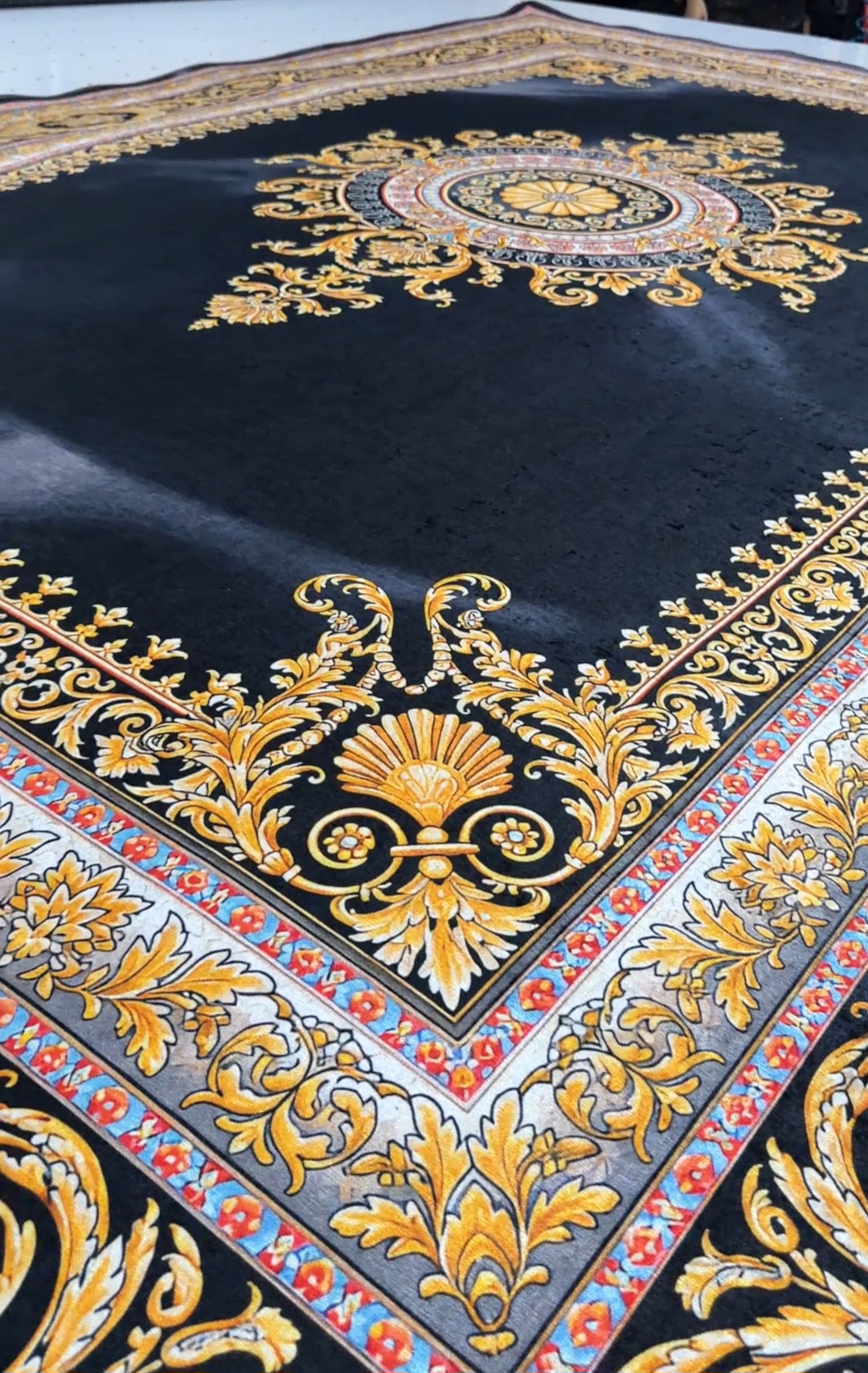 فرشینه کلاسیک طرح ورساچه مشکی طلایی