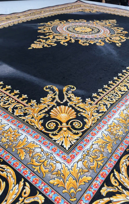 فرشینه کلاسیک طرح ورساچه مشکی طلایی
